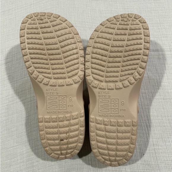 Beige/Tan Slip-On Clogs • Water Shoes • Easy On Shoes • Men’s Size 9 - Picture 4 of 6